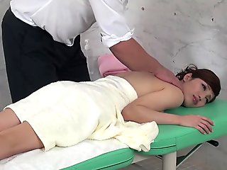 Sexy Yura Hitomi fucked by her masseur